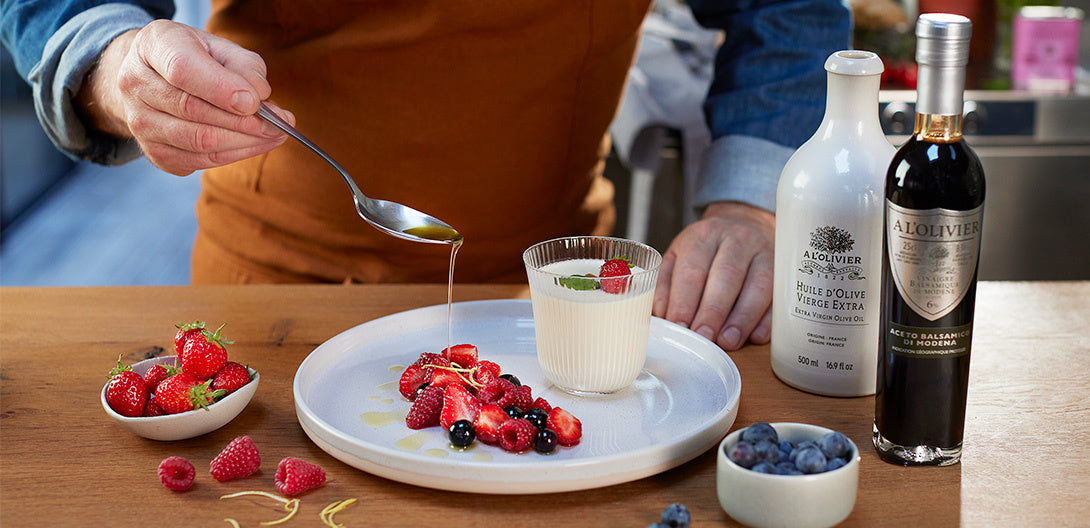 PANNA COTTA AU VINAIGRE BALSAMIQUE DE MODÈNE A L’OLIVIER ET SALADE DE FRUITS À L'HUILE D'OLIVE VIERGE EXTRA A L’OLIVIER