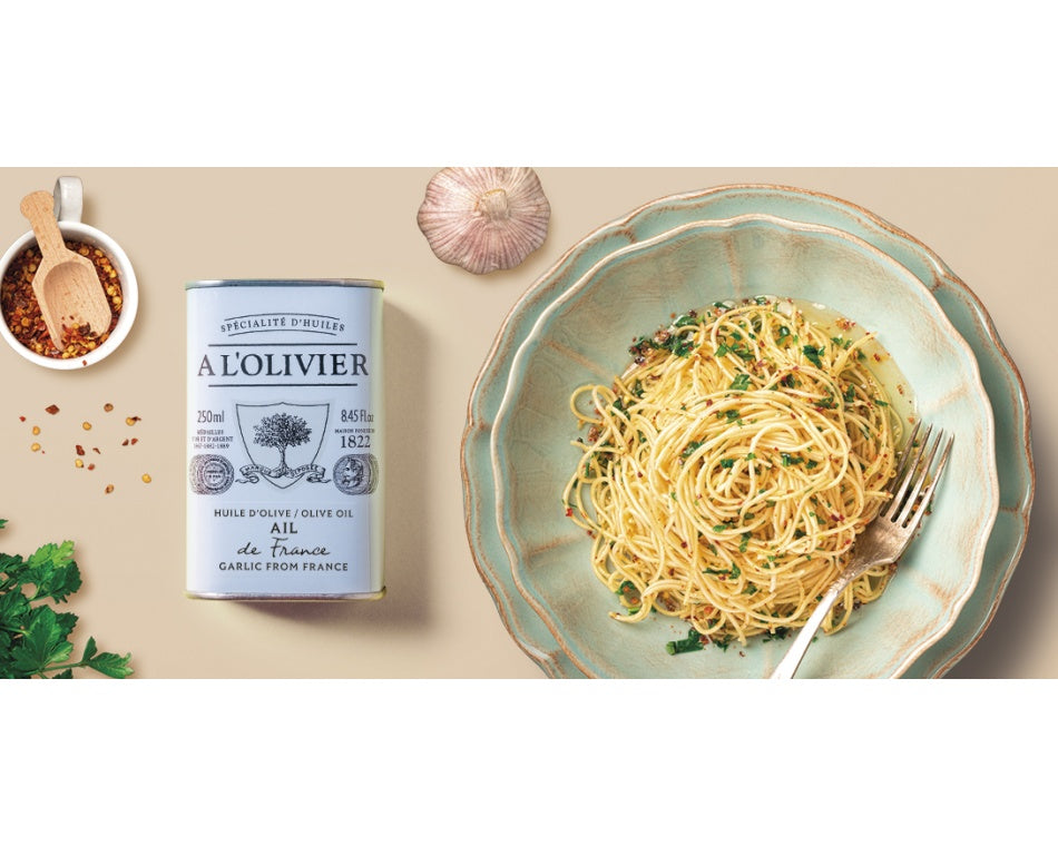 SPAGHETTIS À L'HUILE D'OLIVE À L'AIL DE FRANCE, PIMENT ET PERSIL