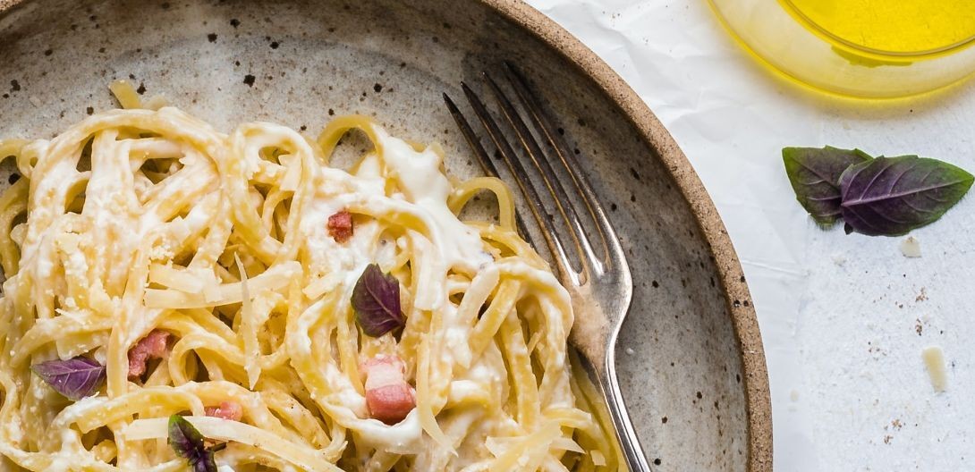 SOURIS D’AGNEAU, POLENTA À L’HUILE D’OLIVE AU BASILIC