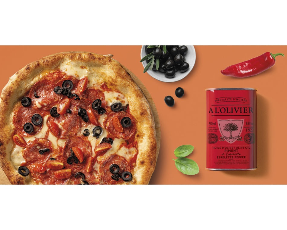 PIZZA MAISON AU SALAMI PIQUANT ET HUILE D'OLIVE AU PIMENT D'ESPELETTE